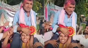 Policial recém-aprovada viraliza ao comemorar conquista carregando o pai nos ombros na Índia