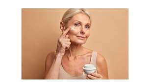 Durante a menopausa, a pele perde colágeno; por isso, é preciso adotar uma rotina de cuidados com a pele diferente