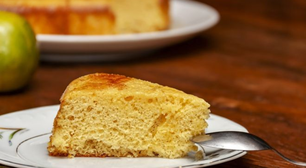 Nem farinha de trigo, nem fermento: bolo de apenas 3 ingredientes é fácil de fazer e fica uma delícia com o café da tarde