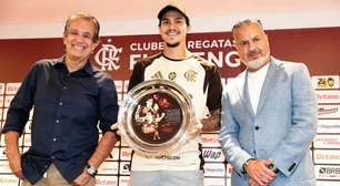 Pedro recebe homenagem após se tornar maior artilheiro do Flamengo no século