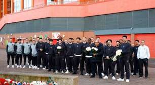 Delegação do PSG presta homenagem a Diogo Jota em memorial de Anfield