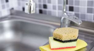 Como desinfetar a esponja de cozinha corretamente: o método de 2 minutos que funciona de verdade