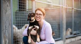 Mulheres lideram adoção de pets, mas arcam com o peso crescente dos desafios