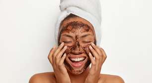 Esfoliar a pele com café faz bem? Veja mitos e verdades sobre a prática