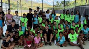 Choro para todo lado! Arrascaeta causa comoção em visita a projeto social em Três Rios