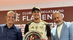 Pedro recebe homenagem do Flamengo por recorde quebrado no Fla-Flu