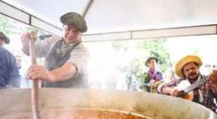 Show de gaiteiros e samba acompanham o tradicional Assado Solidário de Porto Alegre