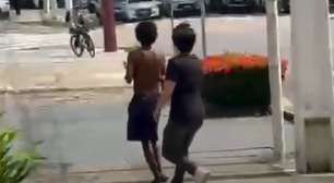 Estudantes de Direito atacam homem em situação de rua com arma de choque e riem durante agressão; veja