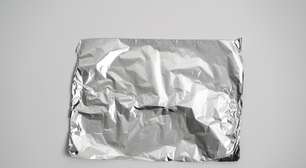 Colar papel alumínio na parede de casa pode ajudar a identificar infiltração; entenda