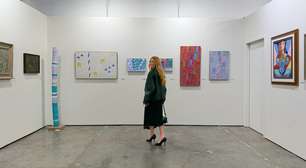 Marina Ruy Barbosa visita SP-Arte com roteiro desenvolvido pela curadora de artes da Daslu