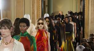 Osklen abre Rio Fashion Week com ode ao calçadão de Ipanema e mistura culturas ao lifestyle carioca, com luxo discreto e sustentável