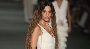 Com cabelão longo, Camila Pitanga abre desfile da Aluf no Rio Fashion Week em coleção que remete à passagem do tempo