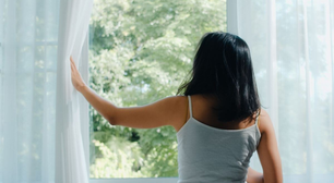 Por que não é recomendável abrir janelas entre as 11h e as 16h atualmente?