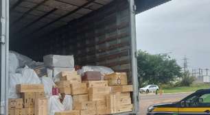 Motorista é preso com 4 mil litros de licor e cosméticos ilegais em Rosário do Sul