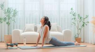 3 alongamentos de 1 minuto para quem sente dor na lombar ao acordar