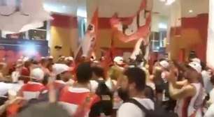 Vídeo! Torcida do Flamengo transforma cinema em Maracanã em sessão de filme de Zico