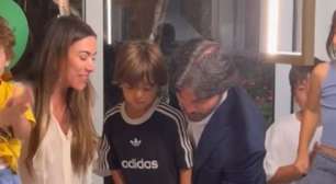 Filho de Rebeca Abravanel e Alexandre Pato 'faz arte' na festa intimista de 7 anos do primo Senor, caçula de Patricia Abravanel e neto de Silvio Santos. Vídeo!