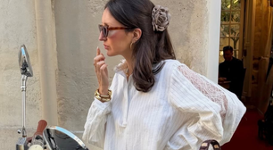 Cinco camisas básicas ideais para usar com jeans e te tornar a mais chique e estilosa