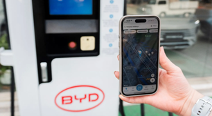 BYD dispara no Brasil e já tem 125 carregadores rápidos em operação