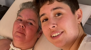 Influenciadora de 26 anos viraliza ao mostrar cuidados com a mãe acamada após AVC