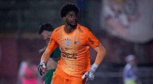 Torcedores da Portuguesa são indiciados por racismo contra Hugo Souza, do Corinthians