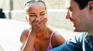 O que significa rir em momentos inadequados, segundo a psicologia?
