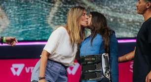 Laís Souza fica em pé em evento e homenageia pesquisadora