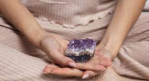 Amuletos de proteção: qual pedra usar para barrar fofocas no trabalho