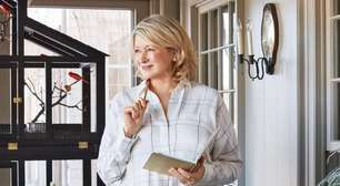 Martha Stewart, aos 84 anos: "Caminho bastante, três vezes por semana faço sessões de Pilates de 45 minutos e duas vezes por semana uso halteres e aparelhos. Uso praticamente os mesmos pesos de sempre, então estou muito forte"