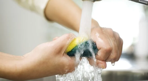 Cortar um canto da esponja é um truque inteligente e prático no qual você não pensa