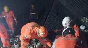 Olinda: idoso de 72 anos é resgatado com vida após desabamento de prédio de três andares