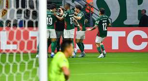 Goleiro do Sporting Cristal leva amarelo após olhar celular antes de cobrança de pênalti do Palmeiras