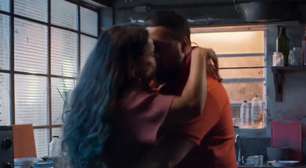 Separados há 19 anos, Belo e Viviane Araújo se beijam em novela e agitam as redes; veja reações