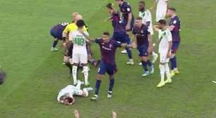 Lance violento deixa jogador desacordado e gera agressão em jogo da Champions Asiática