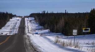 Com cerca de 700 km de extensão, a Mackenzie Highway no Canadá surge como um ícone de logística e engenharia em climas de frio extremo
