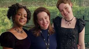 Autora reage à mudança de Bridgerton após inclusão de casal LGBTQIA+ como protagonista