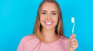 5 sinais de que está na hora de trocar a escova de dentes