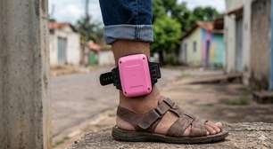 Projeto de Lei propõe tornozeleira eletrônica rosa para identificar agressores de mulheres