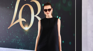 Camila Queiroz arrasa em passeio de iate com all black e bolsa prateada num total de R$ 36 mil