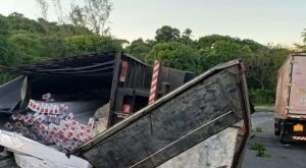 No Grande Recife, caminhão carregado com PVC tomba e bloqueia faixa da BR-101