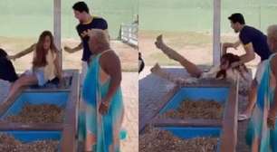 Vaca dá cabeçada em Nicole Bahls, que é derrubada e cai em bebedouro na fazenda