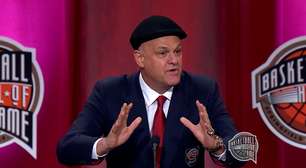 Oscar Schmidt chorou ao agradecer esposa após ser incluído no Hall da Fama do basquete; relembre