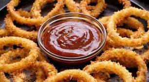 Anéis de cebola assados crocantes e sequinhos no forno