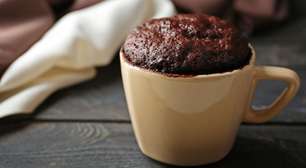 Bolo de caneca proteico de chocolate: confira receita simples, saudável e gostosa para o dia a dia