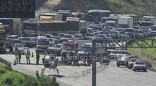 Engavetamento seguido de capotamento deixa ferido grave na Rodovia dos Bandeirantes