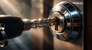 Quanto custa reforçar portas de madeira com batente metálico e fechadura tetra e evitar arrombamentos sem precisar trocar a estrutura