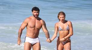 Jesus Luz e Rafaela Mesquita trocam beijos e curtem o dia no Arpoador