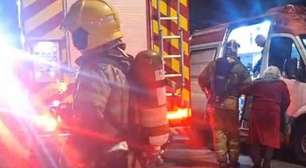 Prédio é evacuado após incêndio de grandes proporções no Centro de Porto Alegre