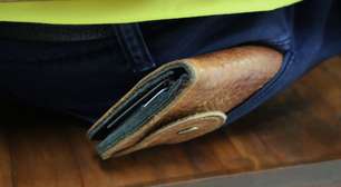 Síndrome da carteira: veja o risco de sentar com o objeto no bolso