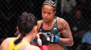 Karine Killer sofre na luta agarrada e é dominada no UFC Winnipeg